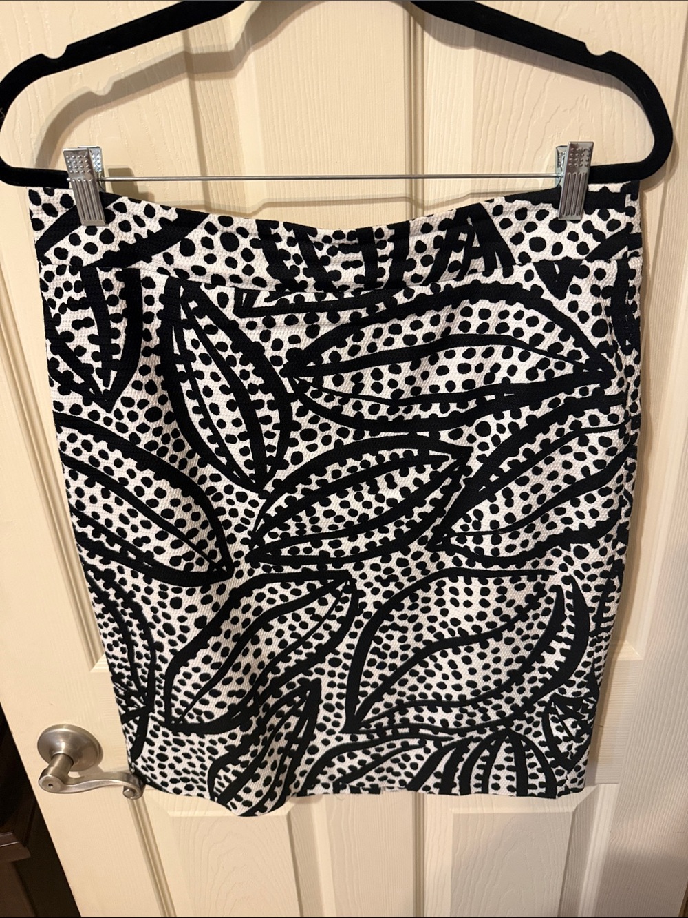 Ann Taylor Black and White Leaf-Pattern Pencil Skirt